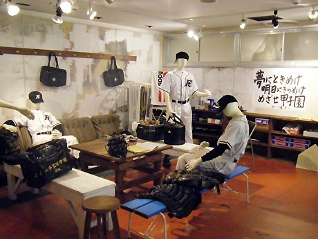 会場では「ニコガク野球部」の部室をリアルに再現（写真）。Tシャツなどの公式グッズも販売