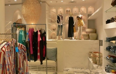 高級リゾートをイメージした店内（写真＝1階）。男女ミックスの商品構成でカップル客も取り込む