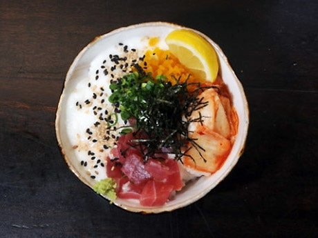 渋谷・ぷん楽「ねこまんま」の新メニュー（写真）は、雑誌「DIME」とコラボ。マグロ、キムチなどで体力回復効果も