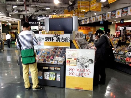タワーレコード渋谷店では今月3日から追悼コーナーを開設。旧譜としては異例の売り上げを記録