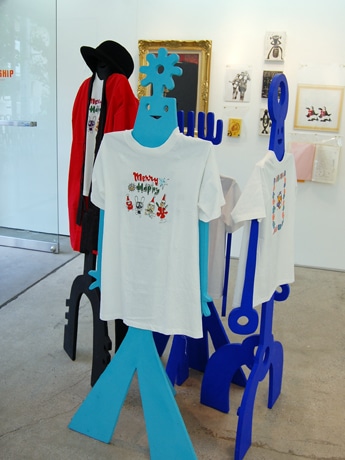 会場ではオリジナルのボディーで手刷りTシャツを展示。過去の貴重な作品も公開