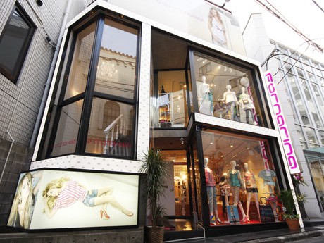 原宿にオープンした日本初直営店外観。人気セレプ、リンジー・ローハンさんのキャンペーンビジュアルも
