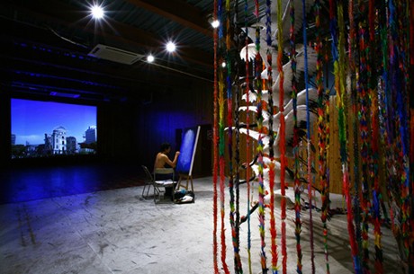 会場では映像作品のほか、精巧に再現した丹頂鶴の立体「千羽鶴」も展示（photo＝Kenji Morita）