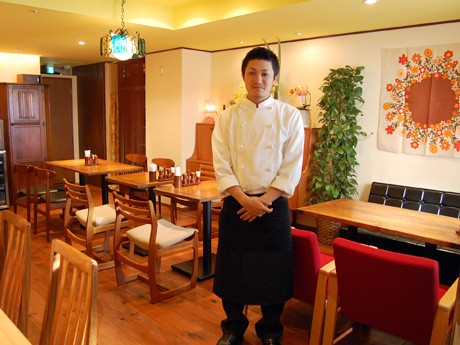 客席をゆったりと配置し、落ち着ける空間を目指した店内。写真中央は店長の山本さん