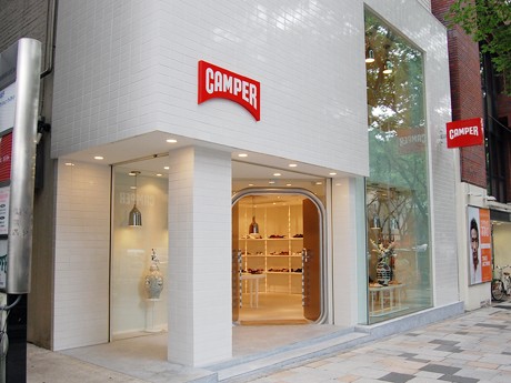 ファサード（写真）にはキャンディーモチーフの取っ手が付いた扉も。店内ではコラボラインも扱う