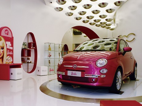 バービーとコラボした「FIAT500」。ピンク色のボディーやクリスタルをあしらった「豪華」なデコレーションが特徴