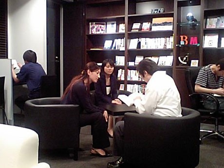 「勉強カフェ」のオープンな店内