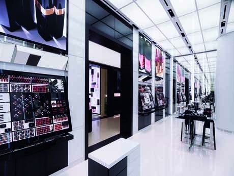 新商業施設「Ao」1階にオープンした「CHANEL AOYAMA」（写真＝店内の様子）