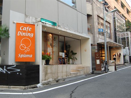 オーガニック料理を提供しながらイベントなども展開する複合カフェとして親しまれたカフェ「SPUMA」