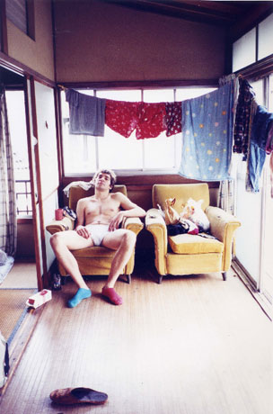 女性写真家・原未来さんが、ブリーフ姿の男性に迫った写真展「BRIEF」