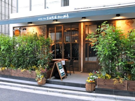 北海道・花畑牧場が外苑前に都内初出店した「ホエー豚亭」（外観）