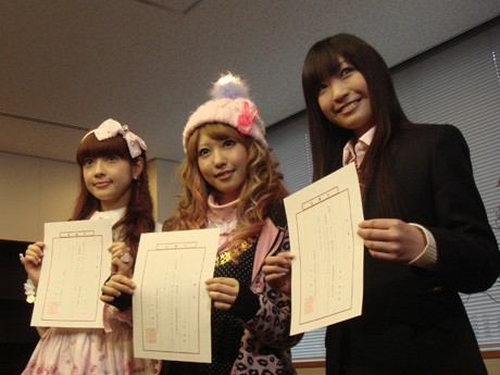 「カワイイ大使」の青木美沙子さん（左）、木村優さん（中央）。「カワイイ」をキーワードに日本を紹介