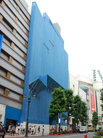シブヤ西武モヴィーダ館外観。「オープニングセレモニー」日本1号店オープンに向けて既に改装工事が始まっている