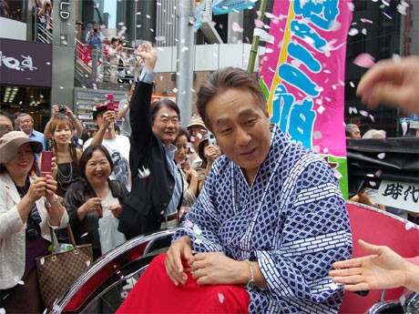 紙吹雪の中を人力車で移動する中村勘三郎さん
