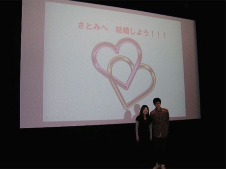 成功率100％を誇る「渋谷シアターTSUTAYA」のプロポーズ大作戦（写真＝成功後の一コマ）