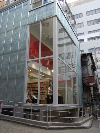 恵比寿移転1周年を迎えた「ナディッフ・アパート」