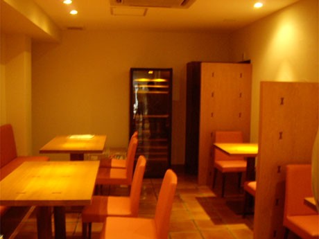 「看板のない」鴨料理専門店「鴨丸上ル」の店内