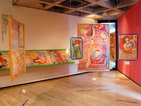 ワタリウム美術館「アロイーズ展」展示風景。紙の両面に描かれた絵をガラス板に挟んで展示