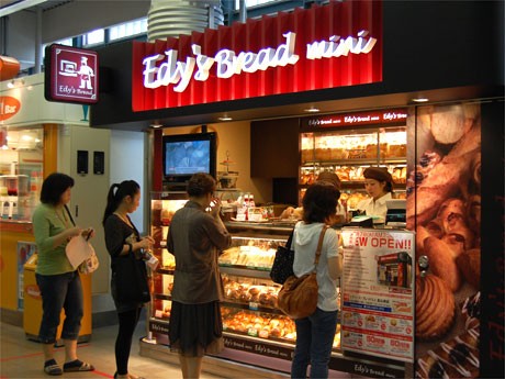 JR恵比寿駅・東口改札内にオープンした「エディーズ･ブレッドミニ」。一番人気はクリームパン