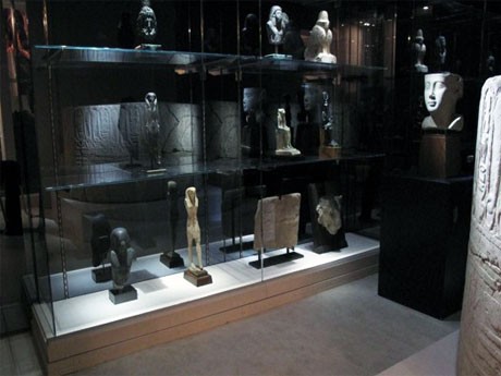 「古代エジプト美術館」館内風景。動物になぞらえた神々の彫像が並ぶ「神殿」スペース