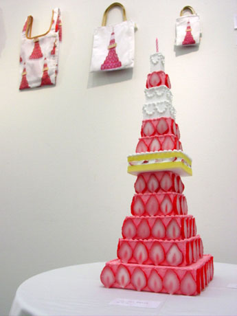 全長60センチのフェイクスイーツ「東京タワーケーキ」が展示される「東京タワー×渡辺おさむ」展