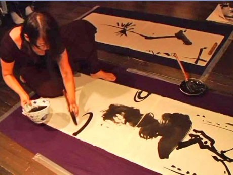 2008年、福井で開催された「太陰太陽暦展」でのライブペインティング風景