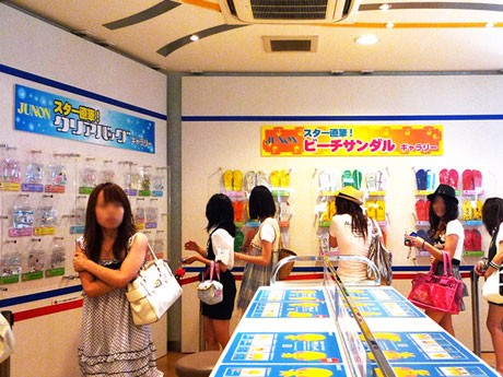 ソラド原宿で展開中の「JUNONカフェ」。「JUNON」に登場するタレントがデザインしたクリアバックやビーチサンダルも展示