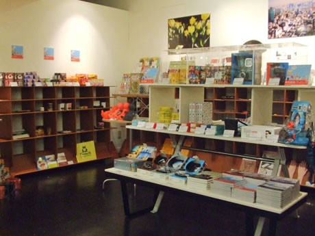 「STITCH TOKYO」内にオープンした「TZP STORE」の様子。書籍「東京雑貨パトロール」で紹介した雑貨200点を展示・販売する