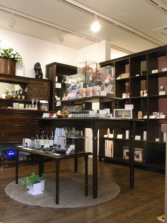 代官山にオープンした雑貨店「オクシタニア」。セレクト雑貨約200点を扱うほかパワーストーンを処方する有料サービスも提供する
