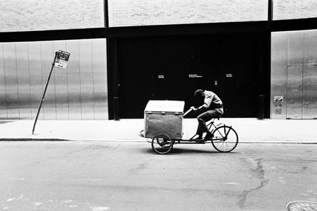 写真集「Maybe, maybe」（1971年）では、アメリカの日常を憧れと共に生き生きと切り取った