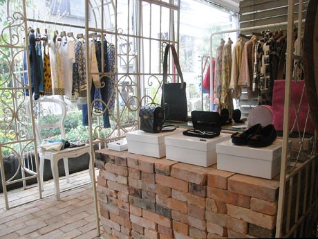 シアタープロダクツ初の路面店は、中古レンガやガーデンアーチを使用した「庭」のような開放感が特徴。