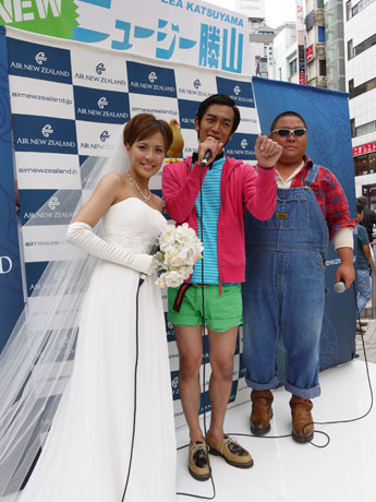 109前でニュージーランド航空キャンペーン。（写真＝左＝原万紀子さん、中央＝ムーディ勝山さん、右＝須藤謙太郎さん）