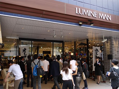 11時のオープンと同時に「ルミネマン渋谷」に流れ込む来店客