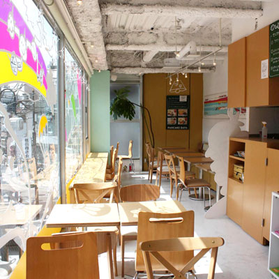 神宮前にオープンしたパンケーキ専門店「パンケーキデイズ原宿店」。ポップな装飾で明るい店内に