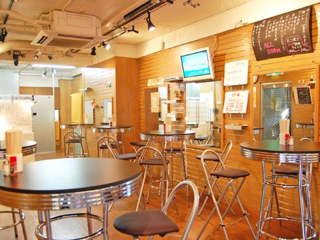 美容室の内装そのままにスタートした立ち飲み屋「WA!!tu（ワッ!!）」
