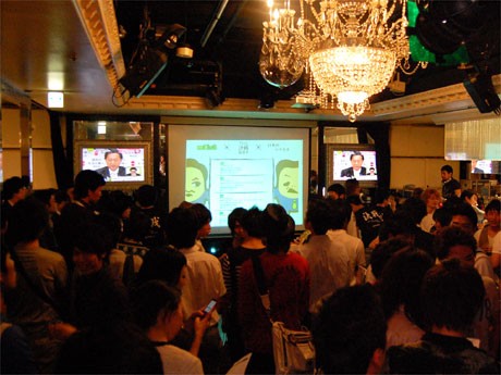 渋谷のダイニングバー飲食店に集まった200人の学生らが衆議院総選挙・開票速報を見守った