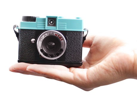 ハーフフレームと、真四角フォーマットでの撮影が可能なトイカメラ「Diana Mini（ダイアナミニ）」