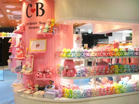 ラフォーレ原宿のケアベア店では、ファッションアイテムを中心に正規ライセンスグッズを集積Care Bears &trade; and related trademarks &copy; Those Characters From Cleveland, Inc.