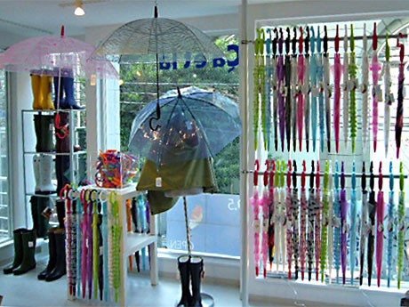 9月5日にオープンしたサエラの店内。白で統一した店内では、レイングッズ60点以上を販売する。