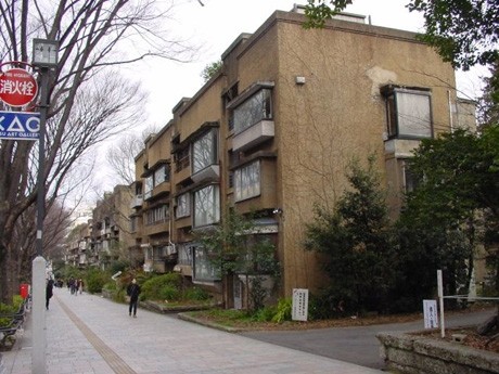 旧同潤会青山アパートの様子。2003年に取り壊され、現在は跡地が「表参道ヒルズ」となっている