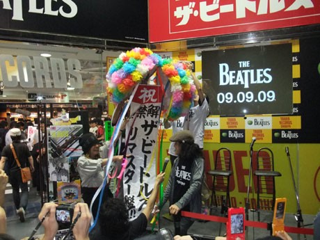 午前0時。「3、2、1、0！」のカウントダウンとともにムッシュかまやつさんがくす玉を割り、店がオープンした