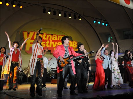 19日・20日に代々木公園で「ベトナムフェスティバル」開催。写真は昨年のライブ・ステージの様子