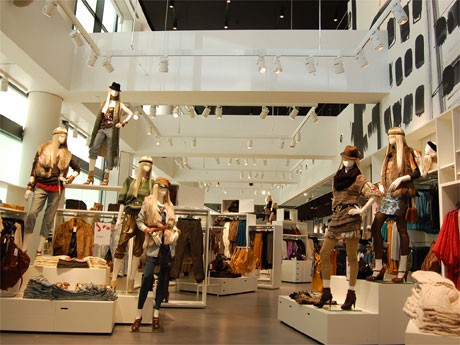 「H&M」旗艦店の店内が先行公開された。1階〜2階の一部は吹き抜けになっている