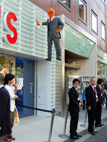 「ジンズ」原宿店がリニューアルオープン。店頭ではジンズマンが「浮く」パフォーマンスを行った