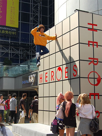 SHIBUYA 109前で「HEROES」のDVD発売を記念して「人が浮く」広告が展開された。