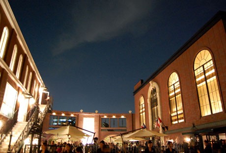 恵比寿にオープンした「MLB cafe TOKYO」の外観。中央のオープンガーデンを挟み右がA棟、左がB棟（9月17日レセプションパーティー開催時に撮影）