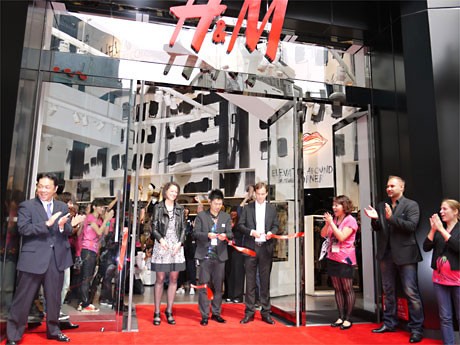 「H&M SHIBUYA」テープカットの様子。左からクリスティン・エドマン H&Mジャパン社長、南浦賢一ストアマネジャー、カール・ヨハン・パーション H&M CEO