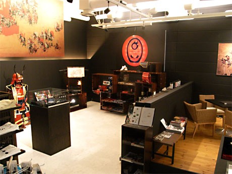 「戦国魂 天正記」の店内。写真左がショップスペース、右がカフェ部分