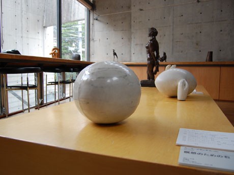 さまざまな素材による特徴的な形の彫刻作品は触ることも可能