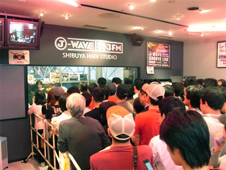 渋谷からの放送終了を前に連日混雑が続くHMV渋谷スタジオ前（9月29日撮影）